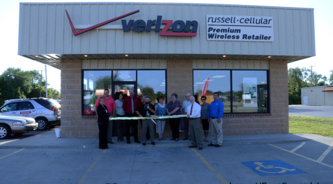 Fort Scott welcomes Verizon store with ribbon-cutting
