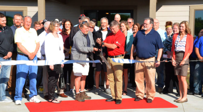 Golf Course holds ribbon-cutting ceremony for new clubhouse