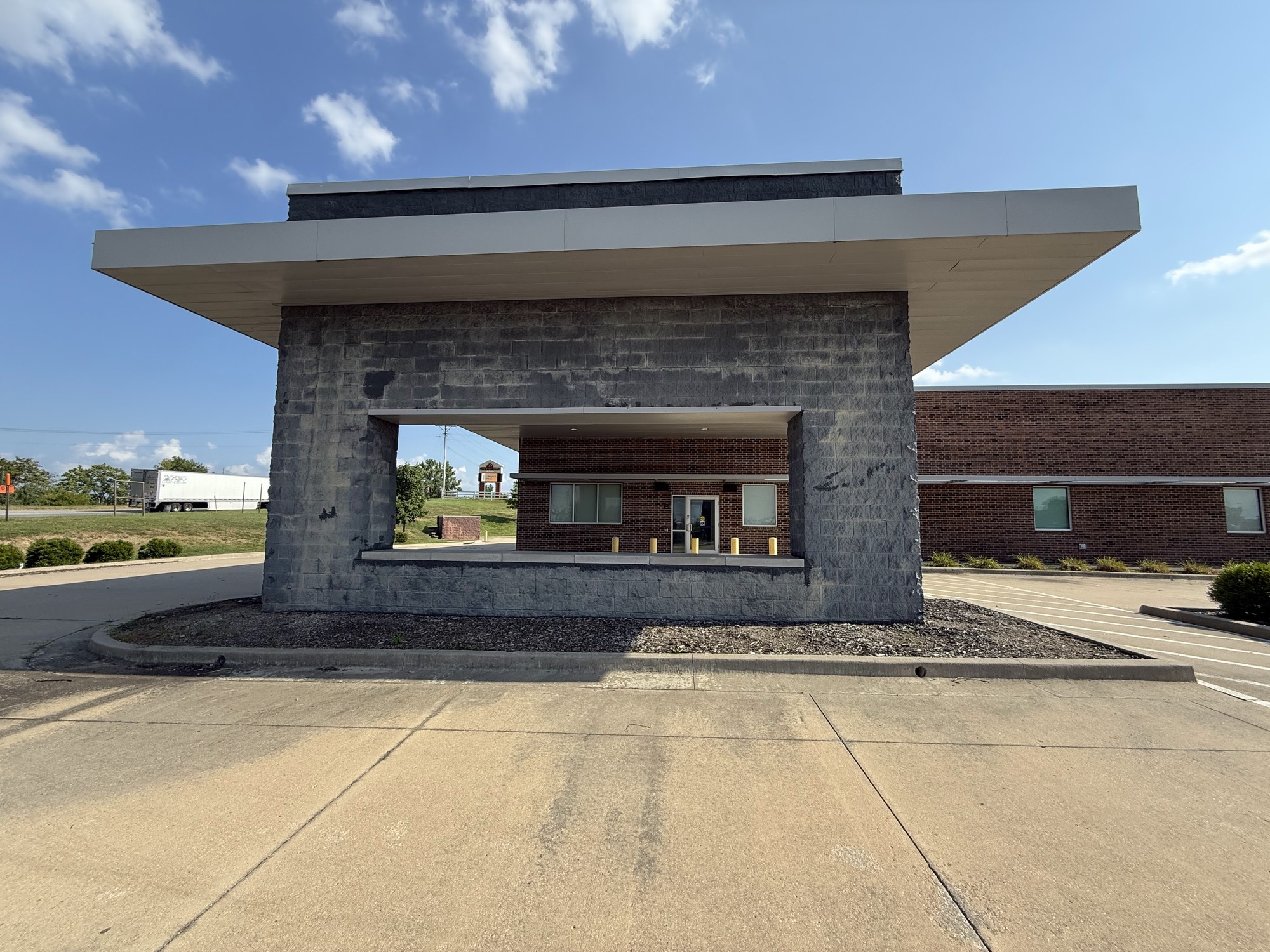 The covered patient drop-off entrance at 2526 S. Main, with no signage on the building